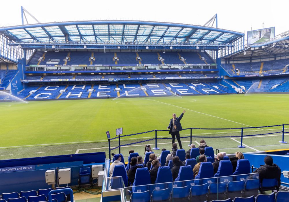 Vista panoramica del campo e delle tribune dello Stamford Bridge durante il tour.
