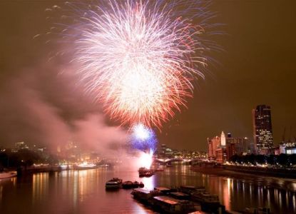 Un fuoco d’artificio che esplode sopra il fiume a mezzanotte
