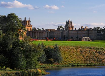 Veduta panoramica del Palazzo di Blenheim dal lago