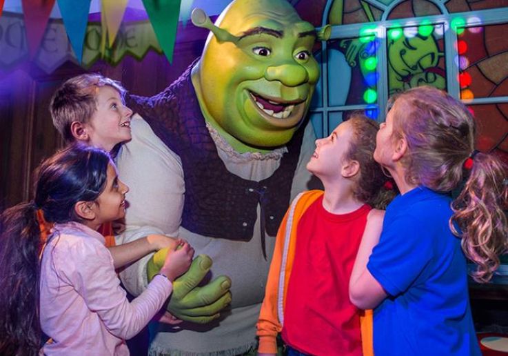 Bambini incontrano Shrek in una delle ambientazioni dell’attrazione.