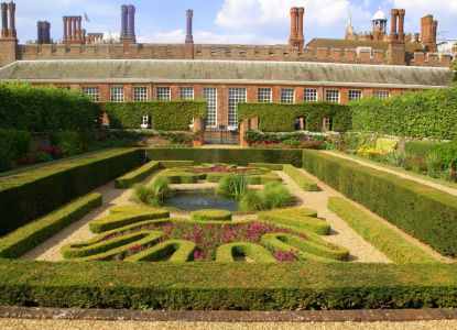 Il giardino formale con siepi geometriche davanti al palazzo.