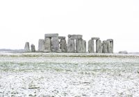 Il celebre complesso megalitico di Stonehenge circondato da un paesaggio innevato.