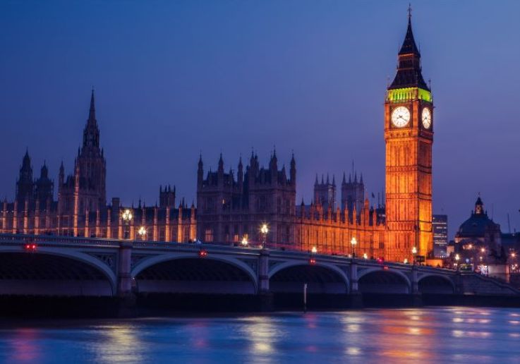 Il Big Ben e il Parlamento illuminati all’imbrunire, con il Westminster Bridge sul Tamigi