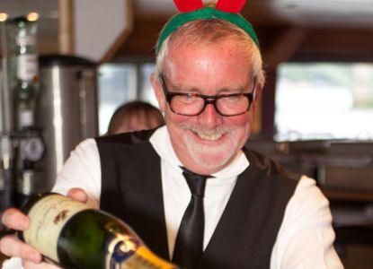 Cameriere che serve lo spumante durante la crociera con pranzo di Natale