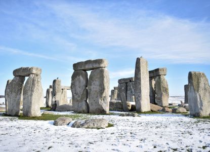 Stonehenge sotto la neve nella piana di Salisbury