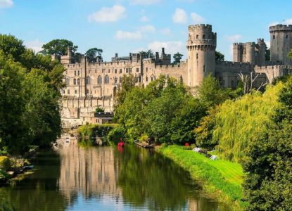 Castello di Warwick riflesso nel fiume Avon, tour Oxford e Cotswolds