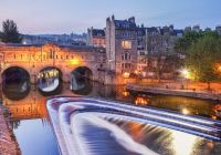 Il Pulteney Bridge e la cascata sul fiume Avon a Bath