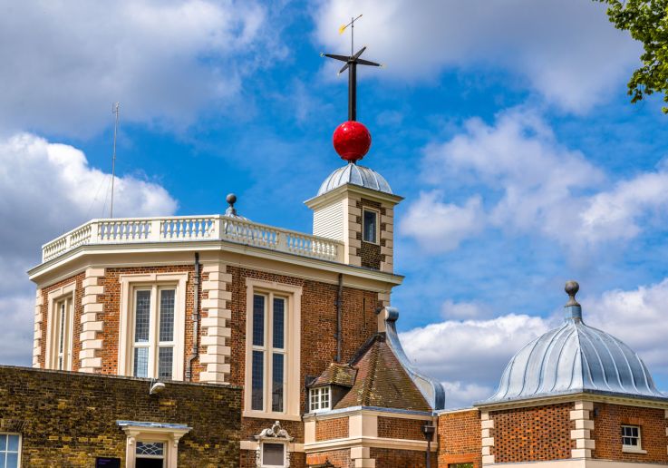 Lo storico edificio dell’osservatorio con la Time Ball rossa sulla torre.