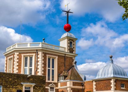 Lo storico edificio dell’osservatorio con la Time Ball rossa sulla torre.
