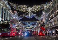 Le celebri decorazioni luminose a forma di angelo illuminano Regent Street la Vigilia di Natale.