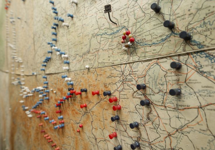 Mappa militare con puntine utilizzata per seguire le operazioni belliche.