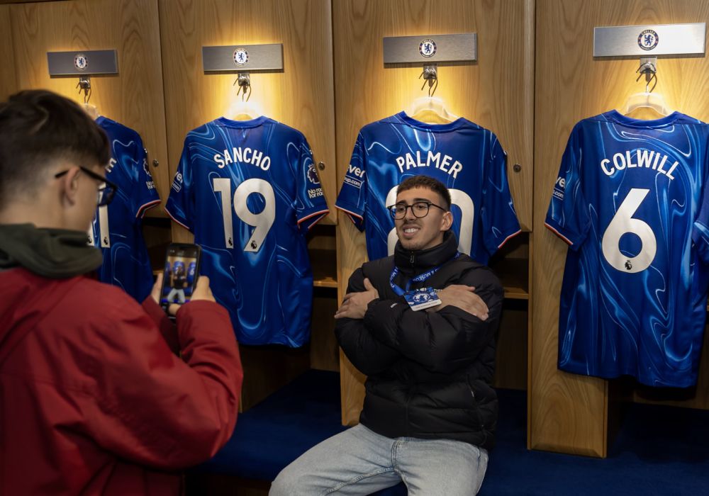 Visitatori scoprono gli spogliatoi e le maglie dei giocatori del Chelsea FC.