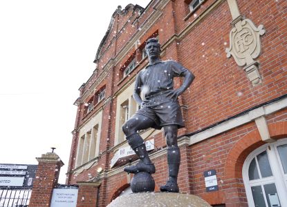 La statua del leggendario calciatore Johnny Haynes davanti a Craven Cottage.