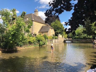 Tipico cottage inglese e ruscello nelle Cotswolds