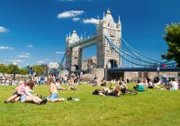 Vista del Tower Bridge da un’area verde lungo il fiume.