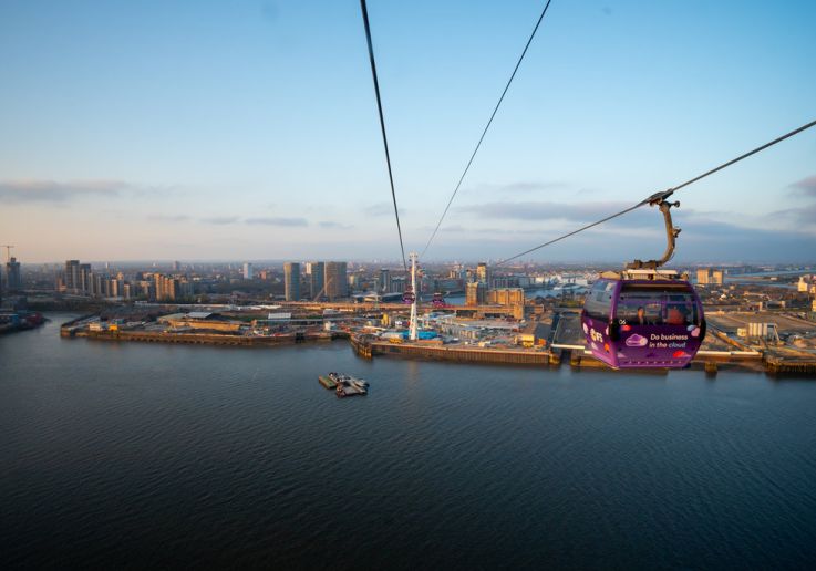 Cabina della funivia di Londra sospesa sul Tamigi con vista panoramica sulla città.