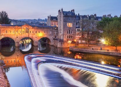 Il Pulteney Bridge e la cascata sul fiume Avon a Bath