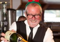 Cameriere che serve lo spumante durante la crociera con pranzo di Natale