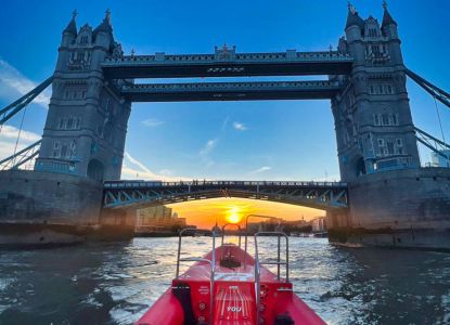 Vista romantica del Tamigi al tramonto con Tower Bridge all'orizzonte