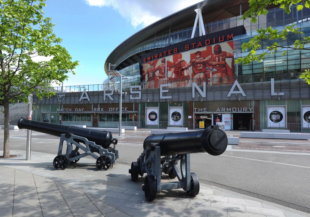 Ingresso esterno dell'Emirates Stadium con i cannoni dell'Arsenal FC
