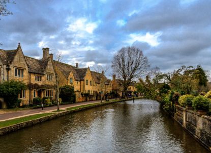 Case in pietra lungo il fiume nelle Cotswolds, tour fuori Londra