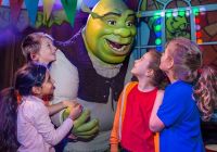 Bambini incontrano Shrek in una delle ambientazioni dell’attrazione.
