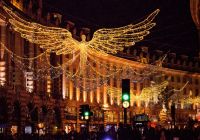 Una delle spettacolari decorazioni natalizie sospese sopra Regent Street a Londra.
