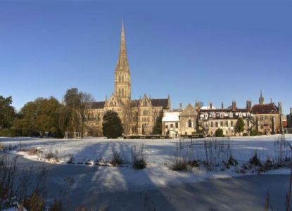La cattedrale di Salisbury innevata, dove il 25 dicembre si partecipa alla messa di Natale