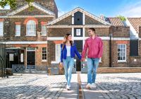 Una coppia visita gli edifici storici del Royal Observatory di Greenwich.