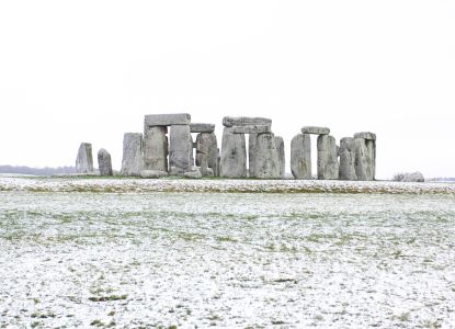 Il celebre complesso megalitico di Stonehenge circondato da un paesaggio innevato.
