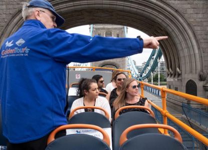 Bus scoperto sul Tower Bridge a Londra