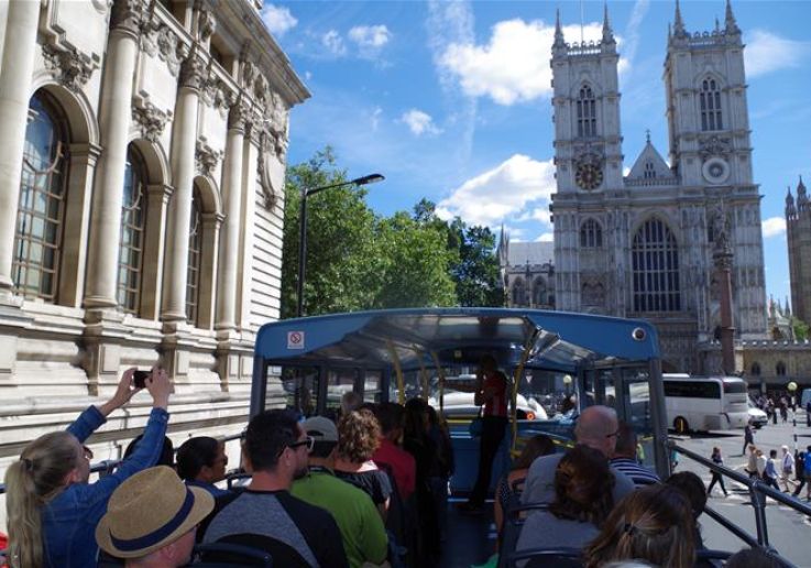 Bus turistico all'Abbazia di Westminster a Londra