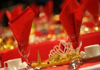 Tavola di Natale con tovaglioli rossi per il pranzo del 25 dicembre sul Tamigi