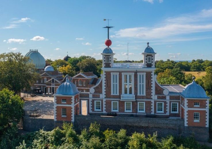 Vista panoramica del Royal Observatory di Greenwich e della sua celebre Time Ball rossa.