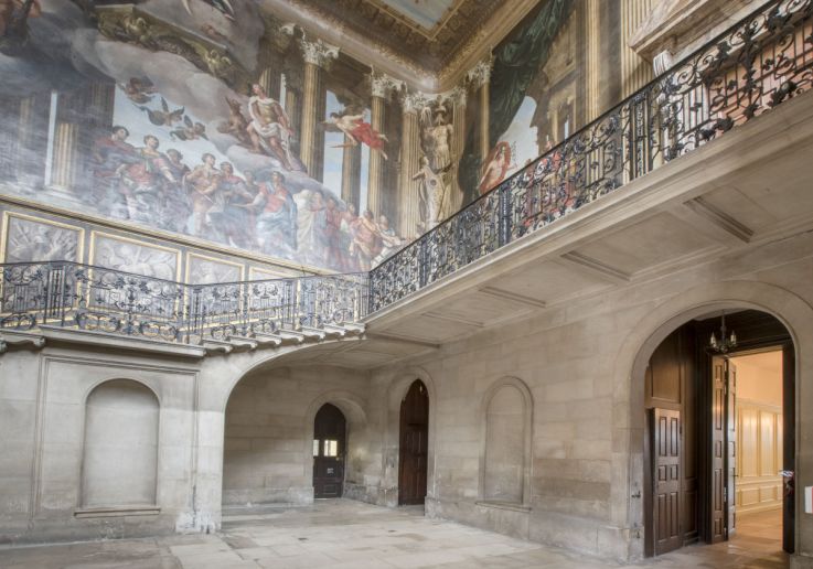 La monumentale scalinata decorata all’interno del palazzo reale.