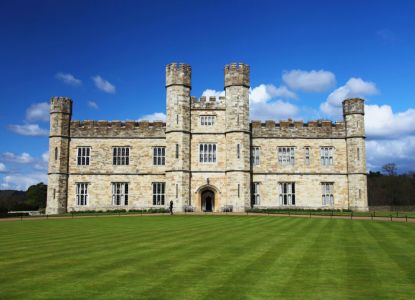 Facciata monumentale del Castello di Leeds nel Kent
