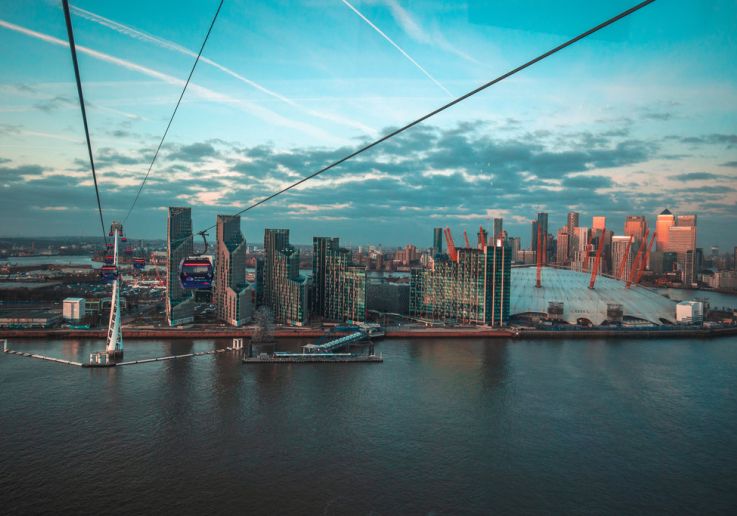 Vista aerea del Tamigi e dello skyline di Londra dal percorso della funivia.