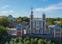 Vista panoramica del Royal Observatory di Greenwich e della sua celebre Time Ball rossa.