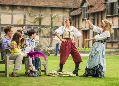 Attori che recitano opere di Shakespeare all'aperto