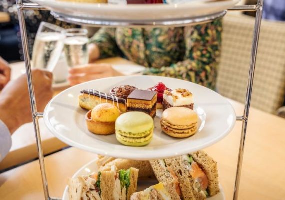 Festeggia San Valentino in modo speciale con una crociera sul Tamigi a Londra con champagne.