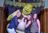 Visitatori posano con Shrek durante l’esperienza interattiva a Londra.