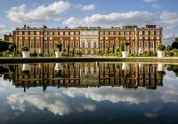 Vista panoramica di Hampton Court Palace e dei suoi giardini.