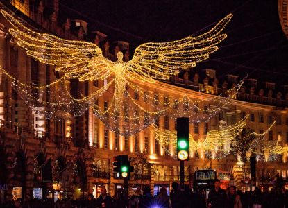 Una delle spettacolari decorazioni natalizie sospese sopra Regent Street a Londra.