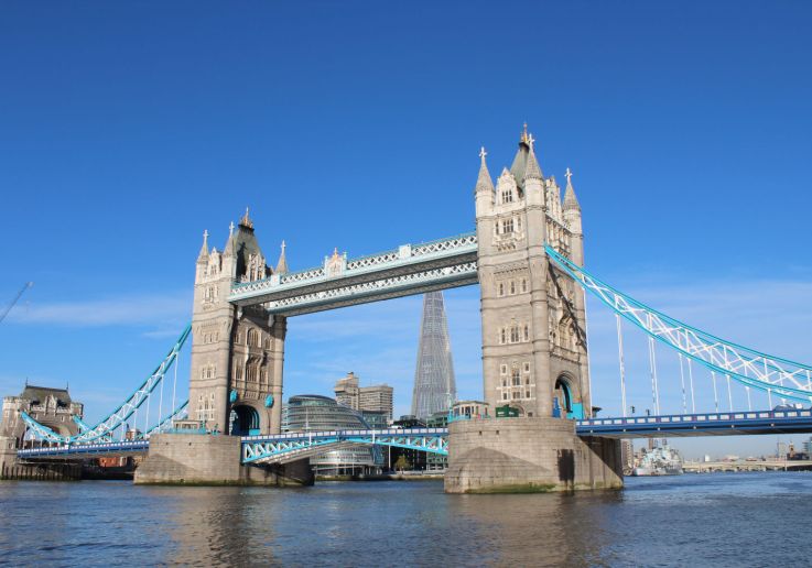 Il Tower Bridge sul Tamigi con le sue caratteristiche torri.