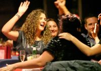 Ospiti che festeggiano a bordo della crociera con pranzo di Natale a Londra