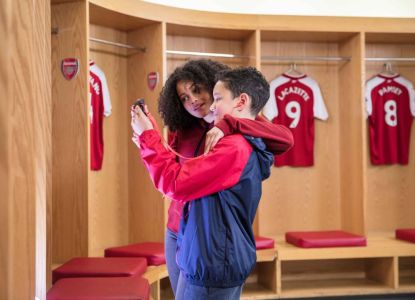 Visitatori negli spogliatoi durante il tour dell’Emirates Stadium.