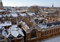 Tetti innevati di Oxford visti dall’alto