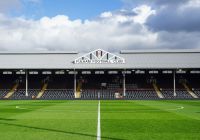 Vista del terreno di gioco e delle storiche tribune dello stadio del Fulham FC.