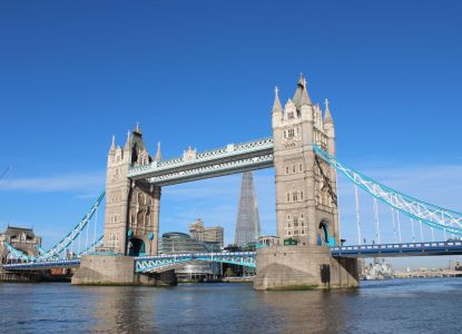 Il Tower Bridge sul Tamigi con le sue caratteristiche torri.