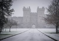 Vista invernale del Castello di Windsor avvolto dalla neve e dalla foschia.